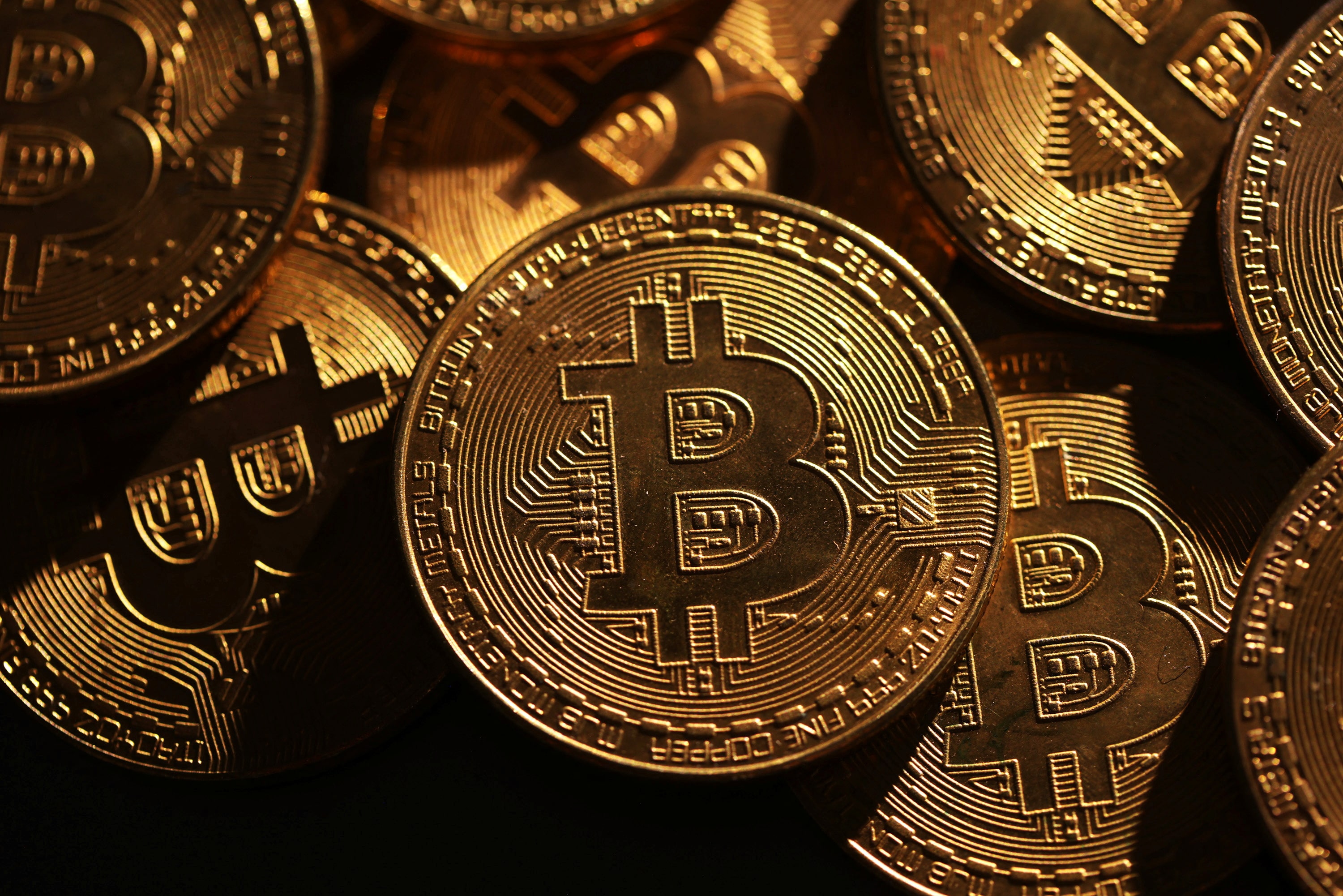ビットコイン、初の12万ドル突破　「どこで止まるか見通し難い」